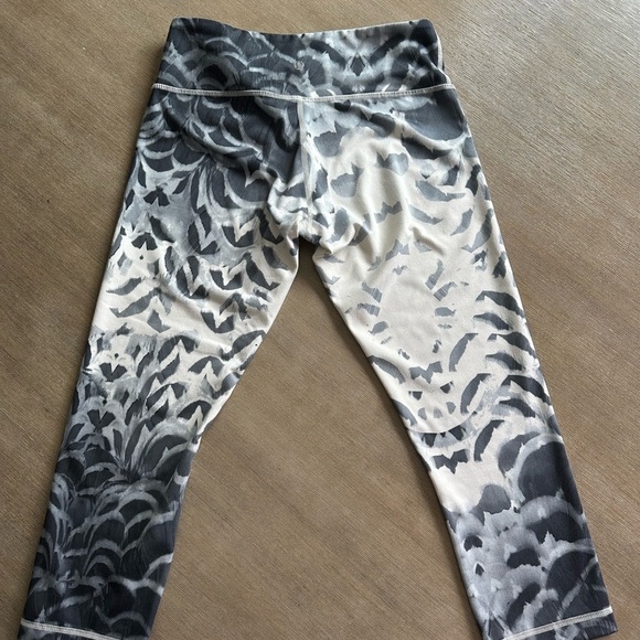 Lululemon Wunder Under Crop II Pretty Plume Angel Wing Black Size 8 Style W6C96S - Picture 8 of 8